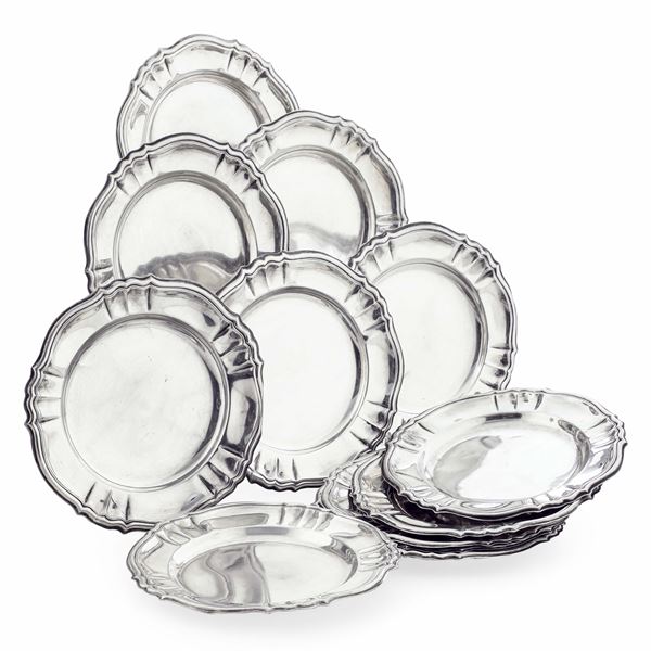 Dodici piatti sagomati. Argenteria italiana del XX secolo