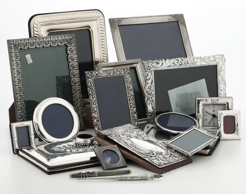 Lotto di portafoto in lamina d’argento e altro  - Auction Silverware - Cambi Casa d'Aste