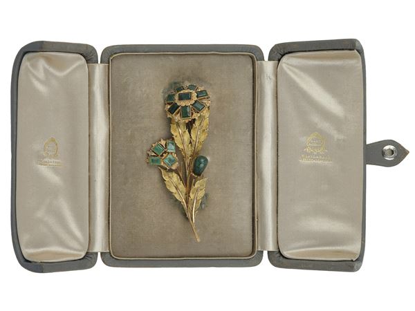 Emerald and gold brooch. Signed M. Buccellati. Fitted case