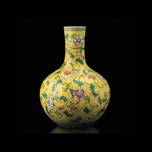 Grande vaso in porcellana a smalti policromi, sfondo giallo, Cina, Repubblica, XX secolo