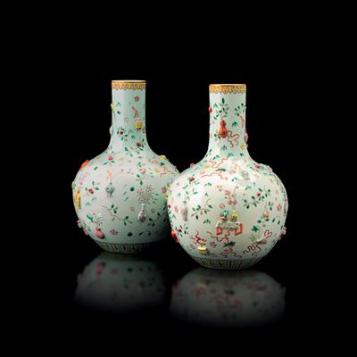 Coppia di Grandi Vasi in Porcellana Famiglia Rosa a Rilievo, Cina, Dinastia Qing, Epoca Guangxu (...