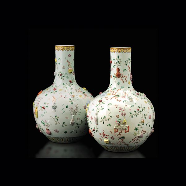 Coppia di grandi vasi in porcellana Famiglia Rosa a rilievo, Cina, Dinastia Qing, epoca Jiaqing (1727-1820)