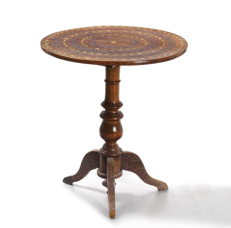 Tavolino tondo in legno intagliato e legno lastronato ed intarsiato. XX secolo  - Auction Antique - Cambi Casa d'Aste