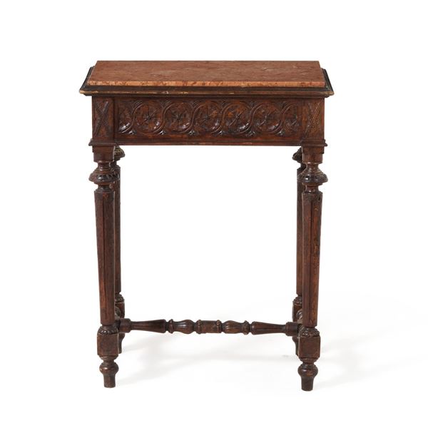 Tavolino in legno intagliato. XIX secolo
