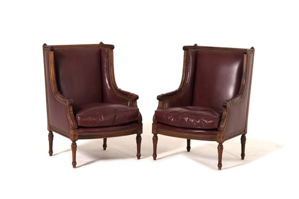 Coppia poltrone Impero in legno intagliato e pelle. XIX secolo