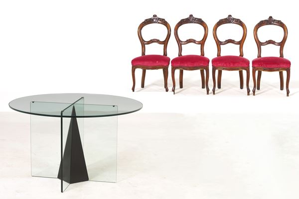 Tavolo moderno con piano in cristallo e quattro sedie in legno intagliato