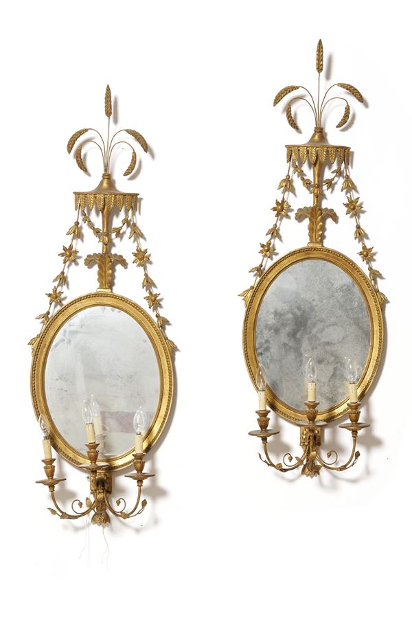 Coppia di appliques in legno intagliato e dorato. XIX secolo