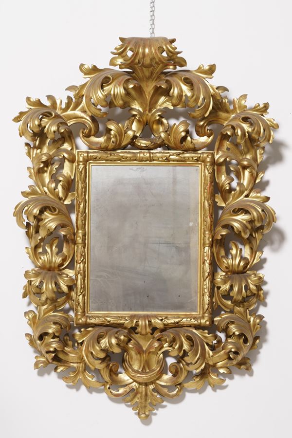 Specchiera in legno intagliato, traforato e dorato. XX secolo
