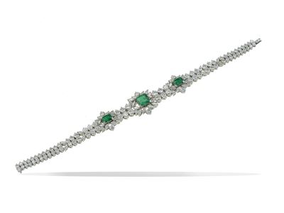 Bracciale, montatura in oro bianco 750/1000 con tre smeraldi della Colombia e diamanti