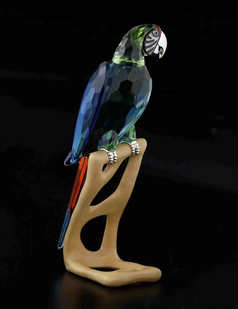 Grande pappagallo sul trespolo “Ara” Swarovski della collezione “Uccelli paradiso”  - Asta Swarovski: Crystalized Elegance - Cambi Casa d'Aste
