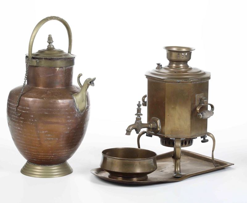 Lotto di due rami tra cui un samovar con ciotola e una brocca con beccuccio in ottone. Epoche diverse  - Auction Antique - Cambi Casa d'Aste