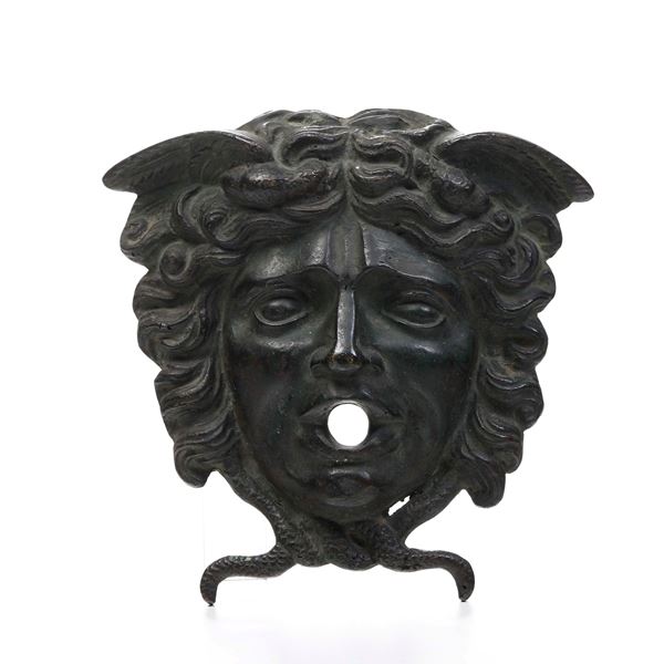 Placca in bronzo patinato raffigurante Medusa. XIX secolo