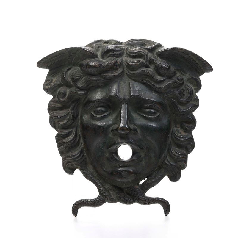 Placca in bronzo patinato raffigurante Medusa. XIX secolo  - Asta Antiquariato - Cambi Casa d'Aste