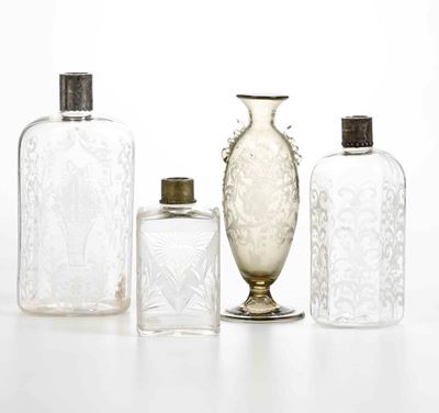 Set di quattro vetri decorativi boemi e veneziani, tre bottiglie con collo in argento e vasetto s...