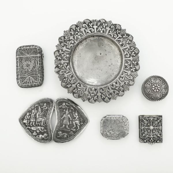 Tre scatole una fibbia ed una ciotola. Differenti manifatture europee ed orientali del XIX-XX secolo