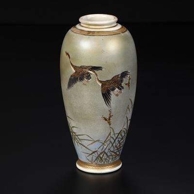Vaso in Porcellana Satsuma Raffigurante Coppia di Aironi in Volo, Giappone, XIX Secolo
