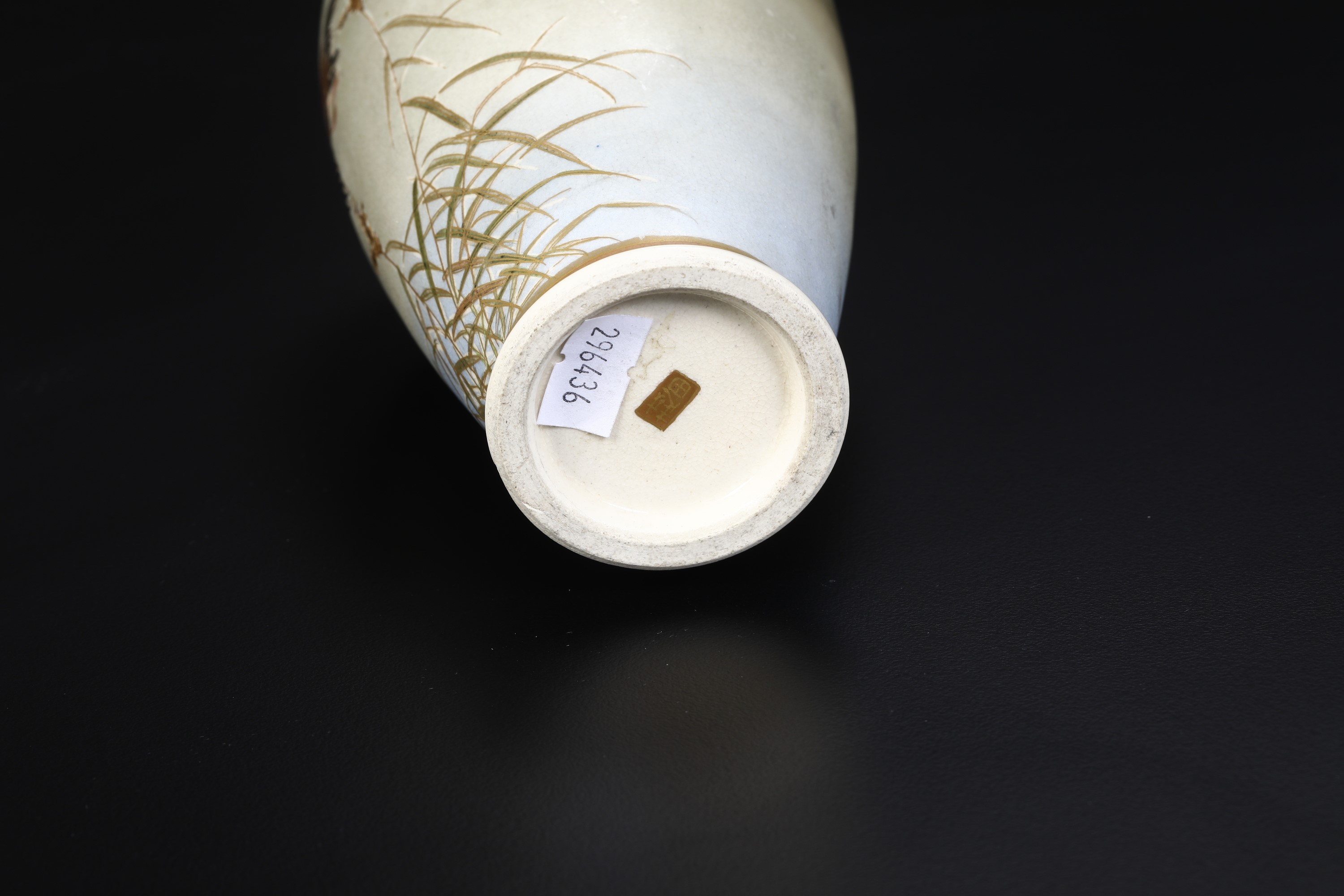 Vaso in Porcellana Satsuma Raffigurante Coppia di Aironi in Volo, Giappone, XIX Secolo