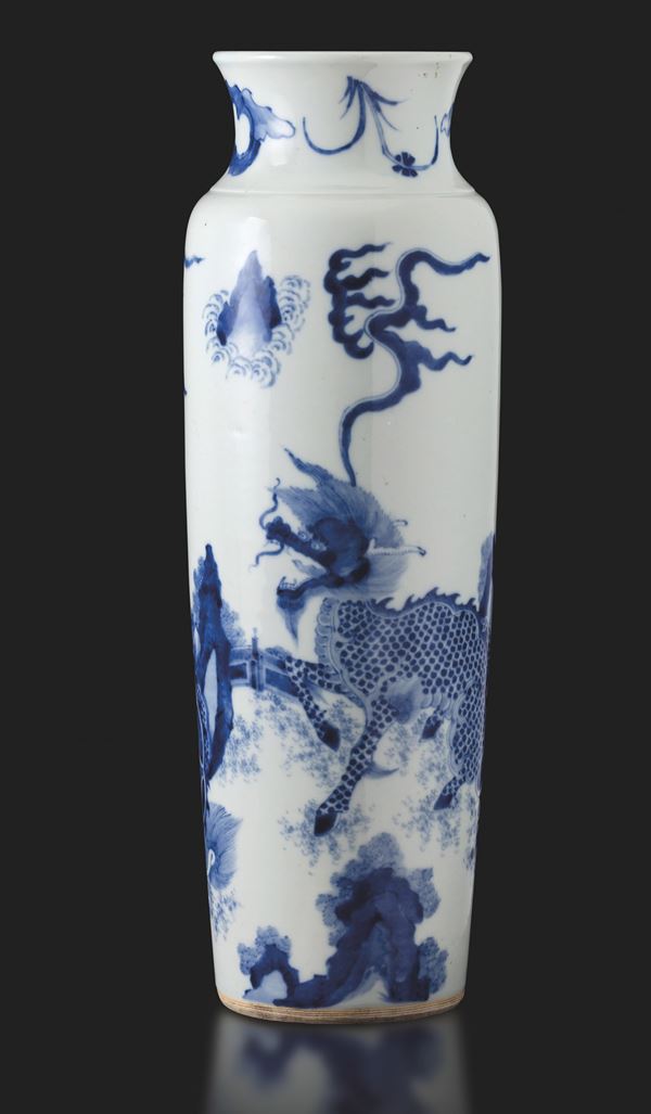 Vaso in porcellana bianca e blu con figure di draghi entro paesaggio, Cina, Dinastia Qing, epoca Kangxi (1662-1722)  
