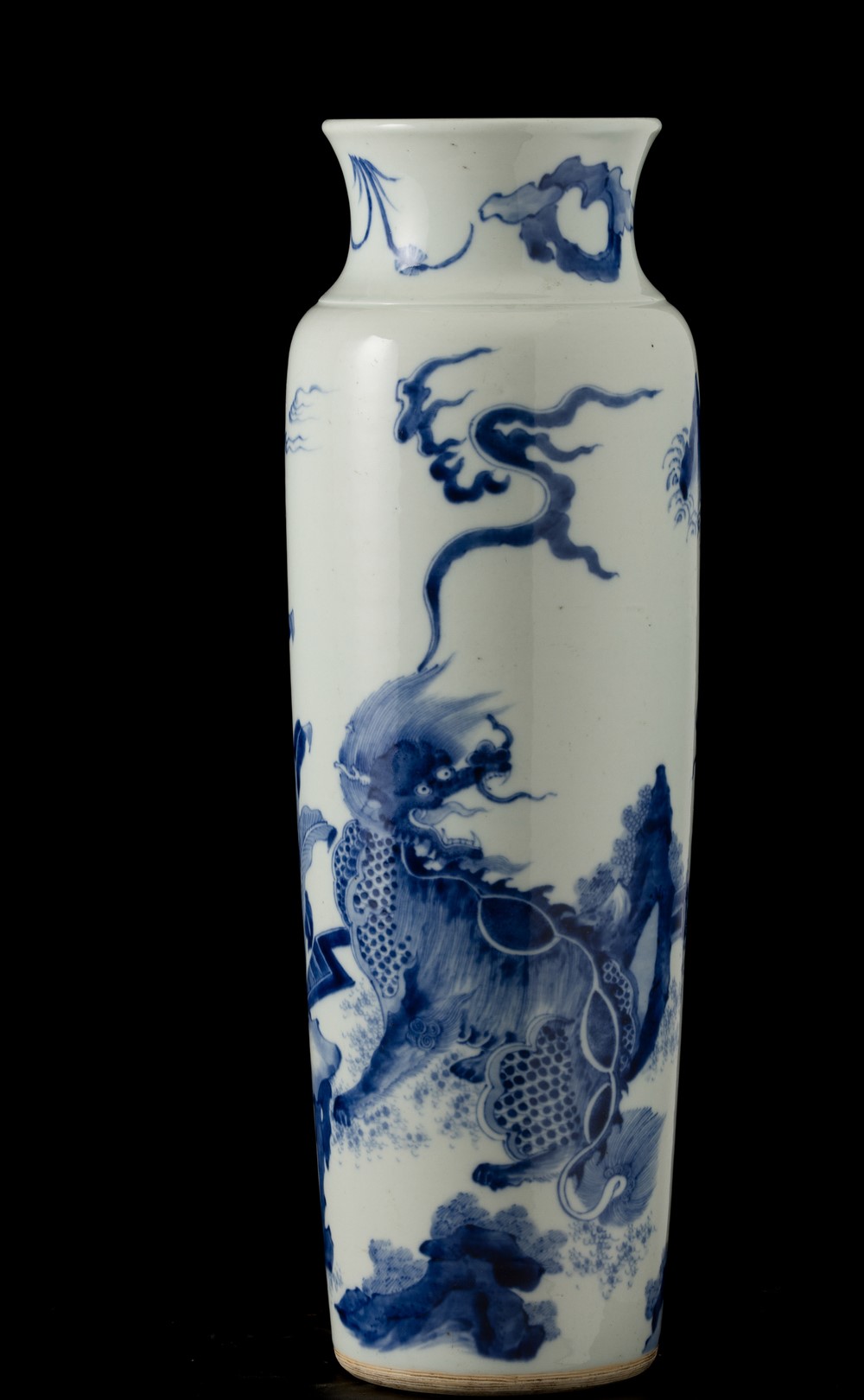Vaso in Porcellana Bianca e Blu con Figure di Draghi Entro Paesaggio, Cina, Dinastia Qing, Epoca ...