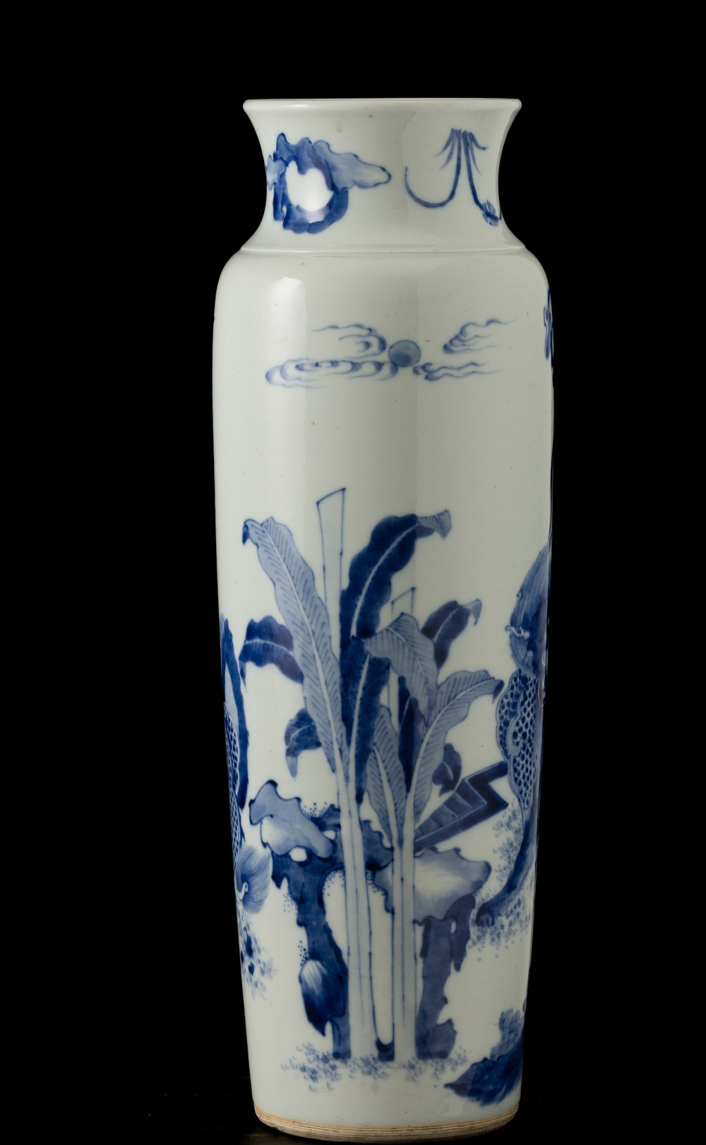 Vaso in Porcellana Bianca e Blu con Figure di Draghi Entro Paesaggio, Cina, Dinastia Qing, Epoca ...