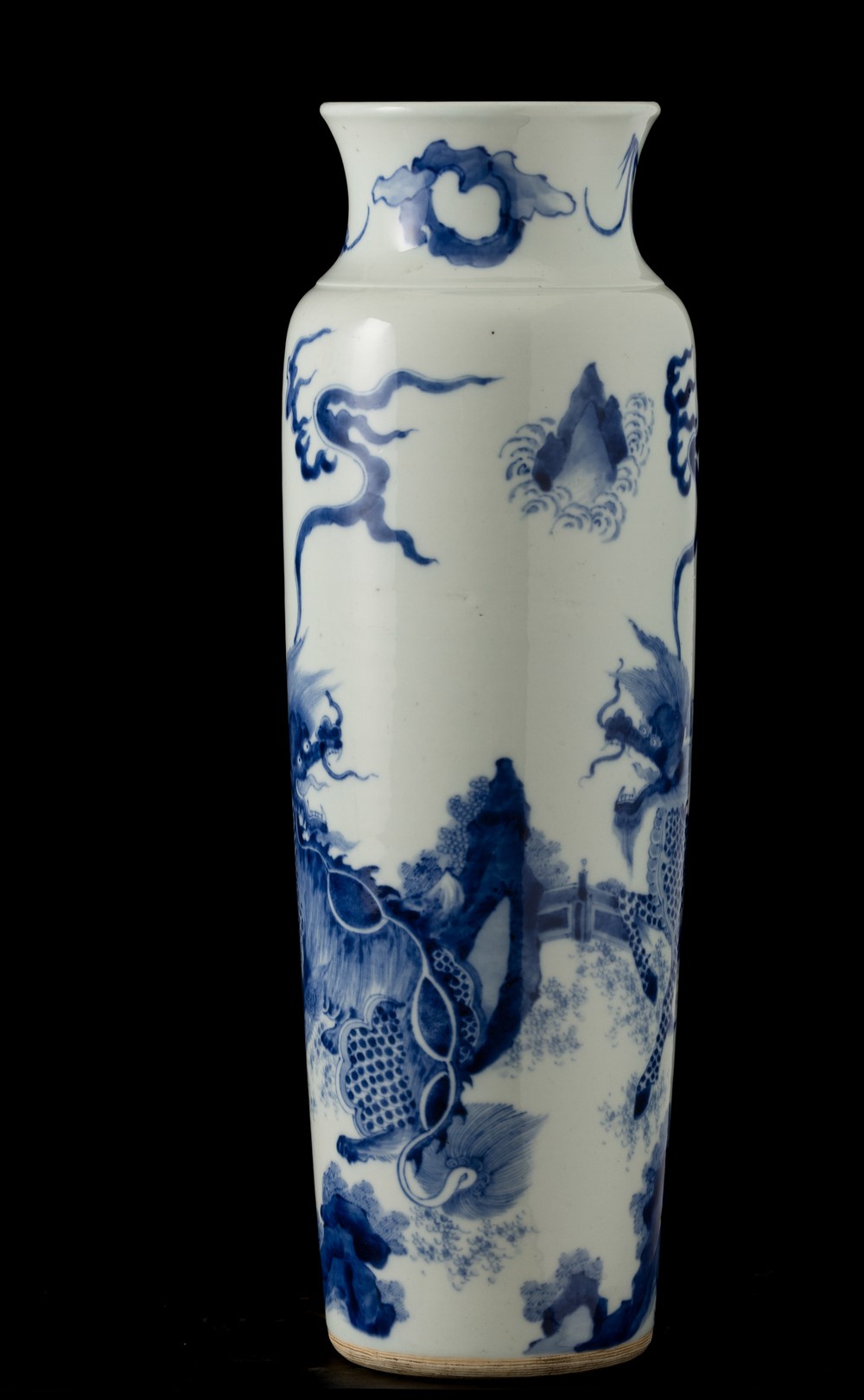 Vaso in Porcellana Bianca e Blu con Figure di Draghi Entro Paesaggio, Cina, Dinastia Qing, Epoca ...