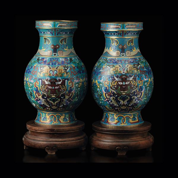 Coppia di vasi cloisonnè a fondo blu con rappresentazione di cani di Pho, Cina, Dinastia Qing, epoca Guangxu (1875-1908) 