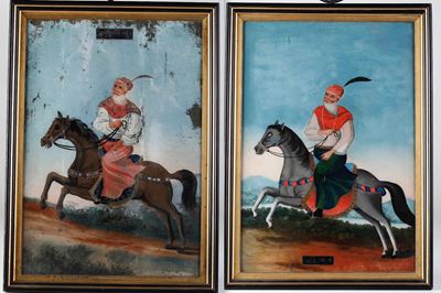 India, XIX secolo, Coppia di dipinti su vetro con personaggi a cavallo