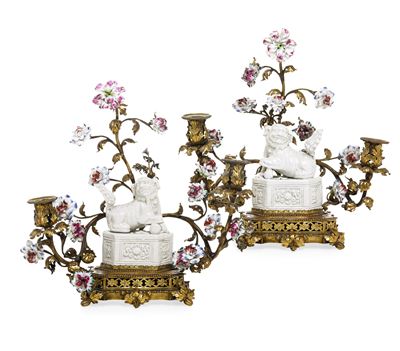 Coppia di Candelabri in Porcellana e Bronzo Dorato. Francia, XVIII Secolo
