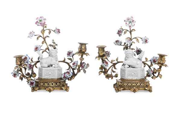 Coppia di candelabri in porcellana e bronzo dorato. Francia, XVIII secolo