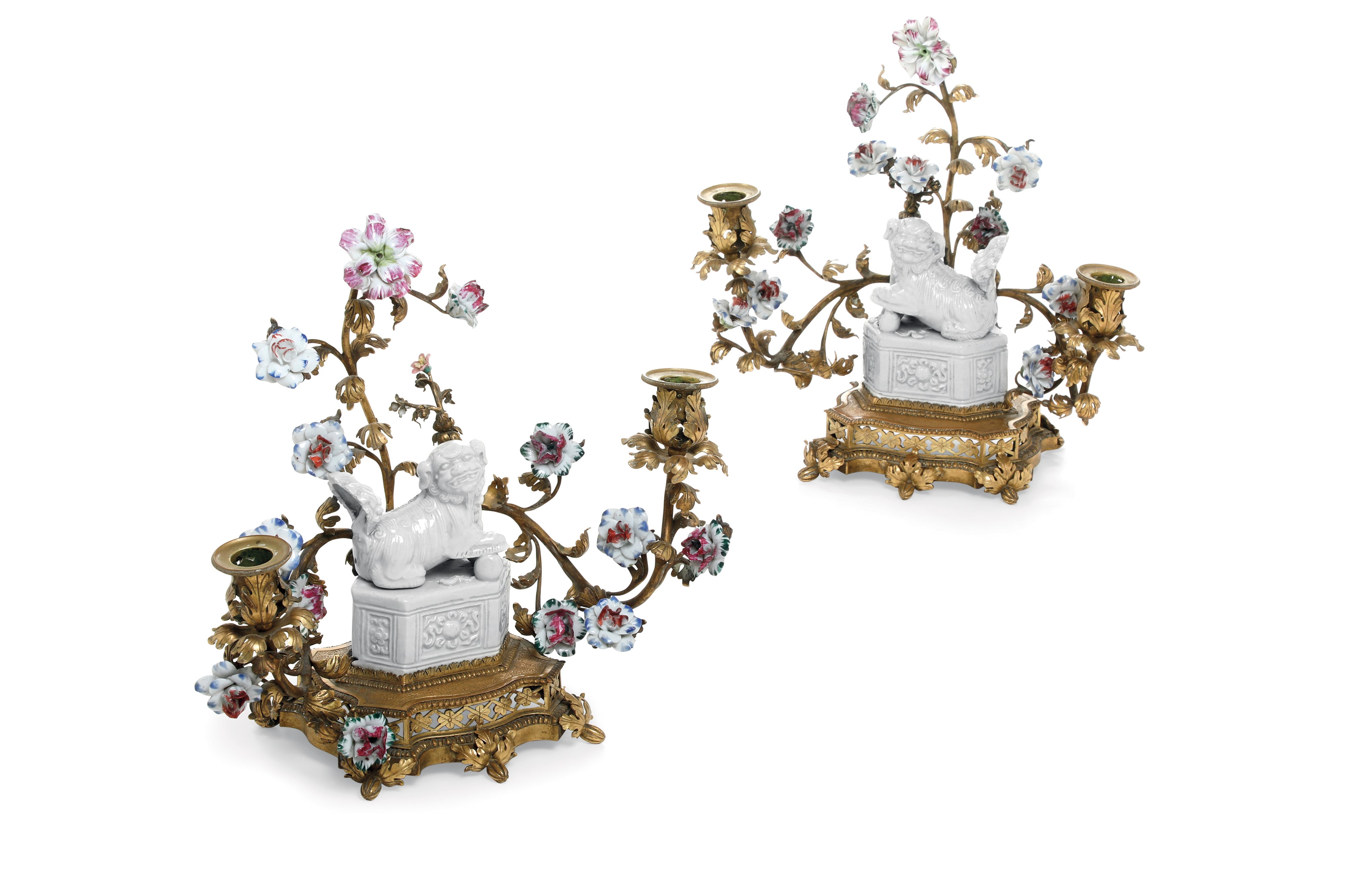 Coppia di Candelabri in Porcellana e Bronzo Dorato. Francia, XVIII Secolo