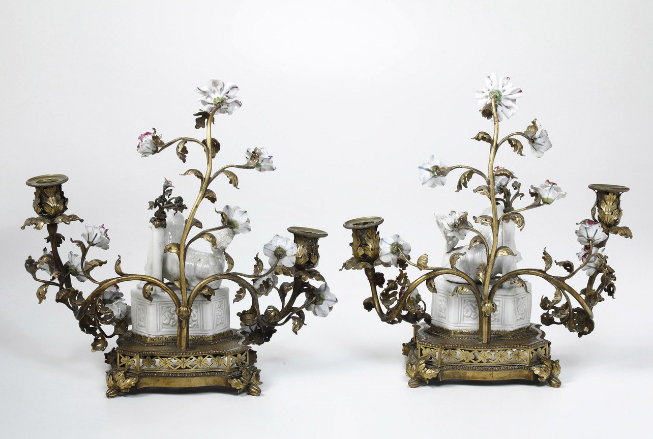 Coppia di Candelabri in Porcellana e Bronzo Dorato. Francia, XVIII Secolo