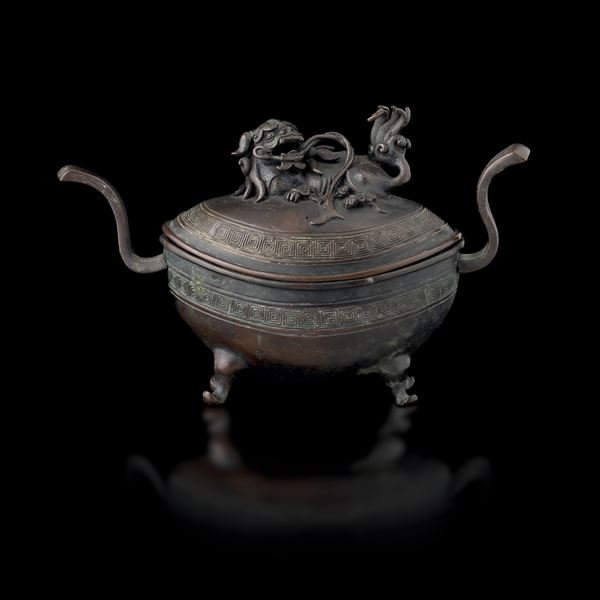 Incensiere in bronzo con alla presa cane di Pho, Cina, Dinastia Qing, epoca Qianlong (1736-1796) 