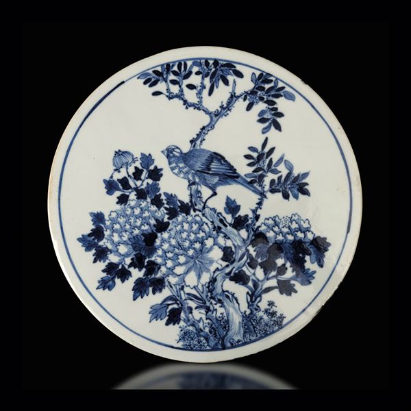Piatto in porcellana bianca e blu a decoro naturalistico, Cina, Dinastia Qing, epoca Guangxu (1875-1908)