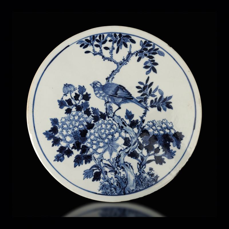 Piatto in porcellana bianca e blu a decoro naturalistico, Cina, Dinastia Qing, epoca Guangxu (1875-1908)  - Asta Fine Chinese Works of Art - Cambi Casa d'Aste
