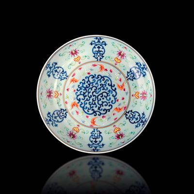 Raro Piatto in Porcellana Famiglia Rosa con Decoro Simmetrico, Cina, Dinastia Qing, Marca e del P...