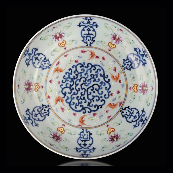 Raro piatto in porcellana Famiglia Rosa con decoro simmetrico, Cina, Dinastia Qing, marca e del periodo Xuantong (1909-1912)