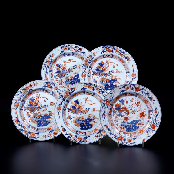 Gruppo di quattro piatti in porcellana Imari, Giappone, XVIII secolo