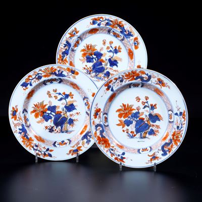 Gruppo di Tre Piatti in Porcellana Imari, Giappone, XVIII Secolo