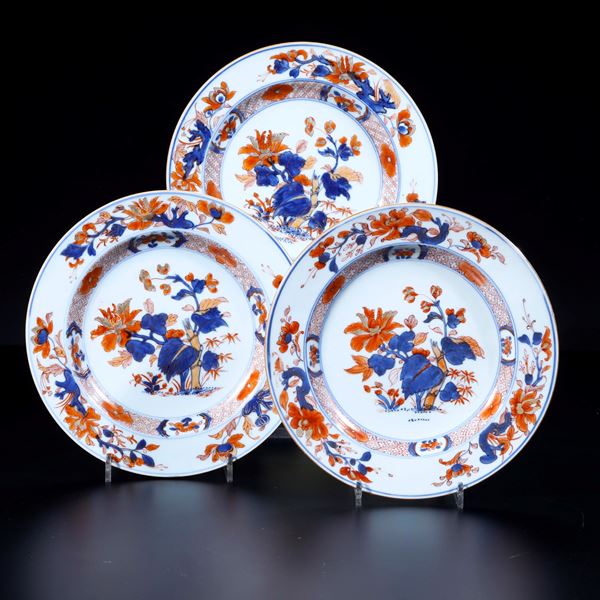 Gruppo di tre piatti in porcellana Imari, Giappone, XVIII secolo