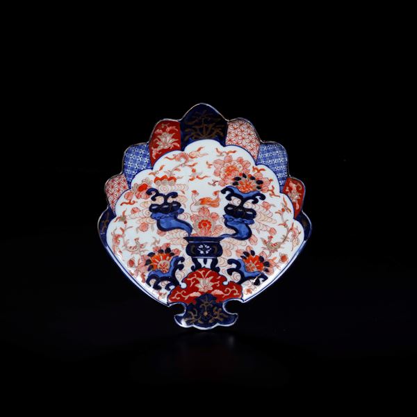 Piatto in forma di conchiglia in porcellana Imari, Giappone, XVIII-XIX secolo