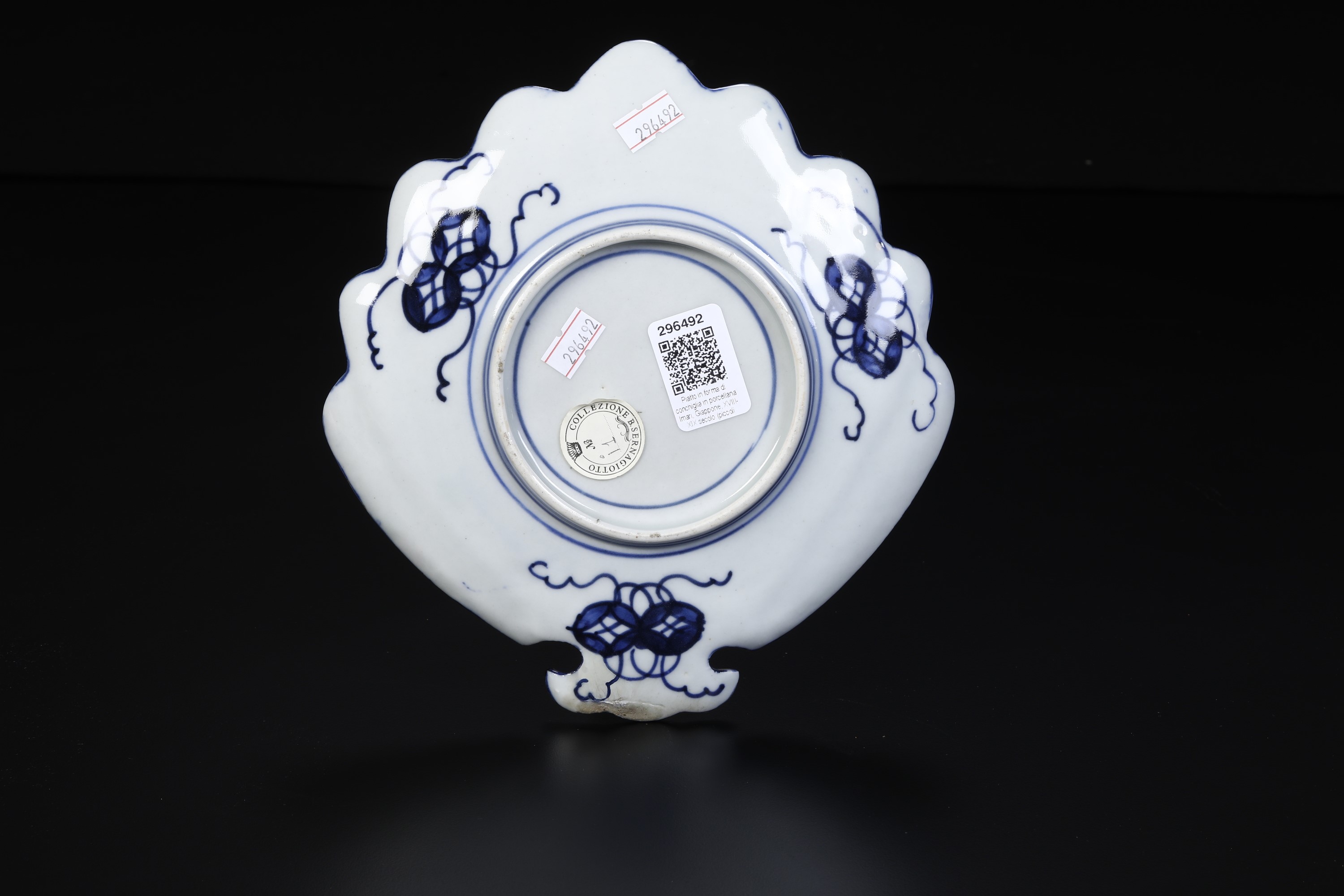 Piatto in Forma di Conchiglia in Porcellana Imari, Giappone, XVIII-XIX Secolo