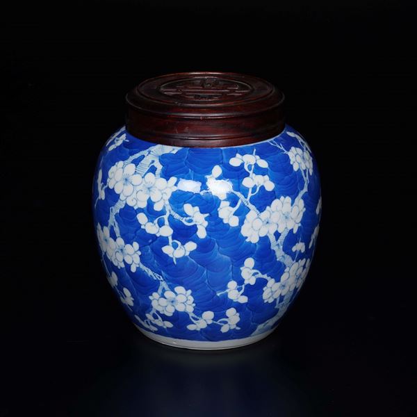 Jinger Jar in porcellana bianca e blu con decori floreali, Cina, Dinastia Qing, XIX secolo