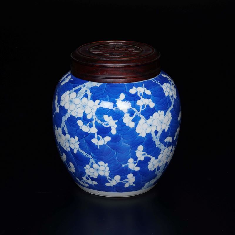 Jinger Jar in porcellana bianca e blu con decori floreali, Cina, Dinastia Qing, XIX secolo  - Asta Antiquariato - Cambi Casa d'Aste
