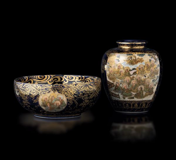 Lotto composto da un vaso e una ciotola in porcellana Satsuma con figure di saggi su fondo blu, marcati, Giappone, Kinkozan XIX secolo