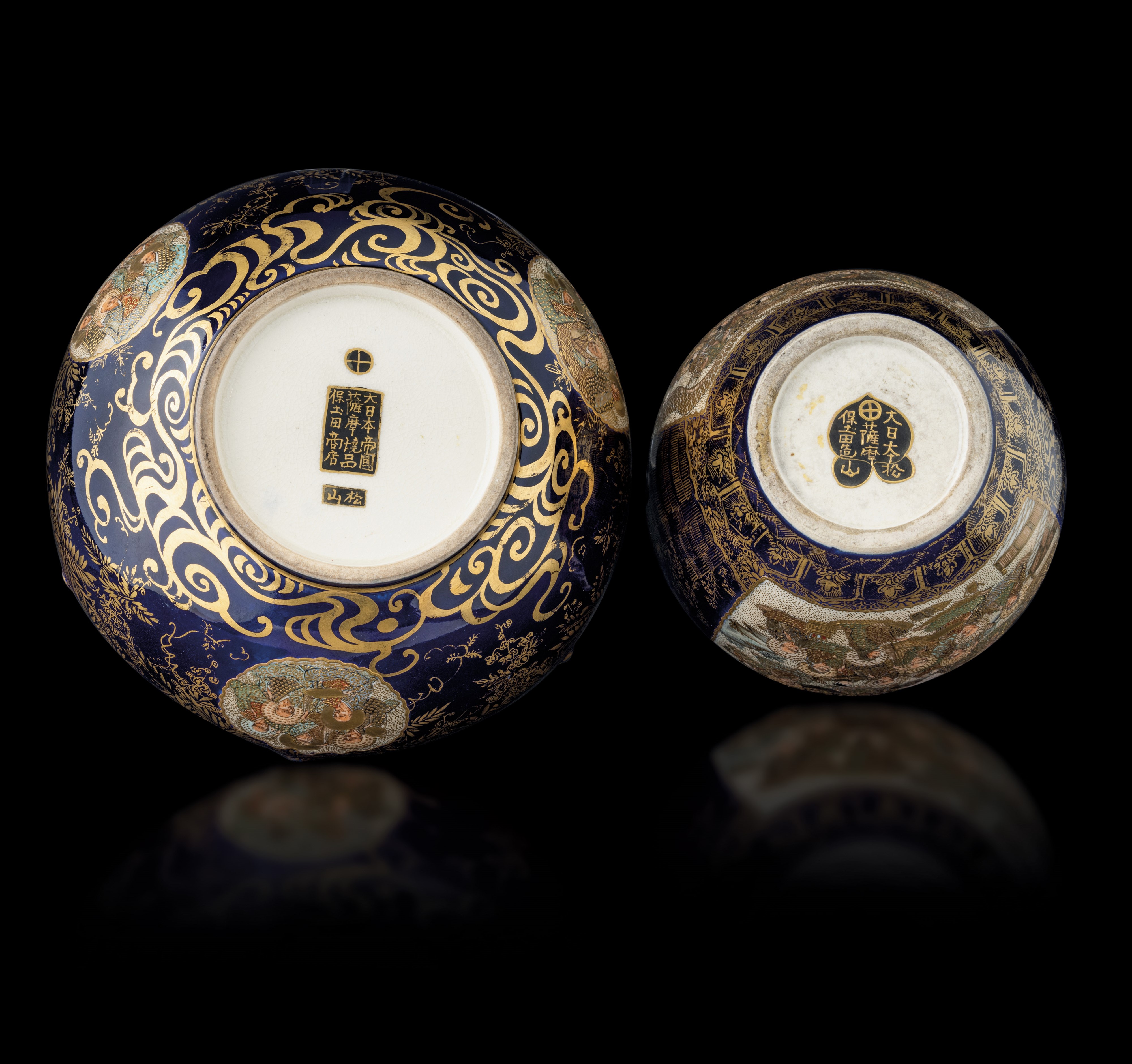 Lotto Composto da un Vaso e una Ciotola in Porcellana Satsuma con Figure di Saggi su Fondo Blu, M...
