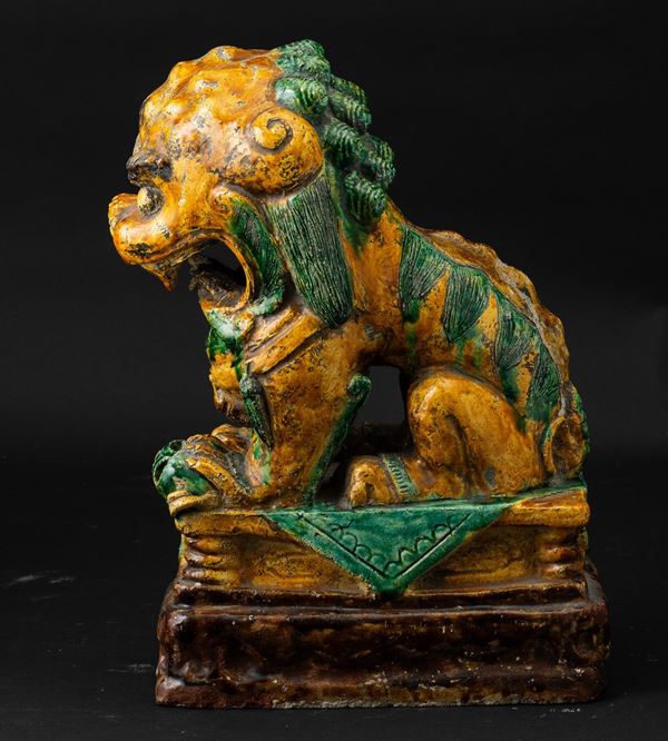 Figura di leone in porcellana invetriata a smalti Sancai, Cina, Dinastia Qing, XIX secolo