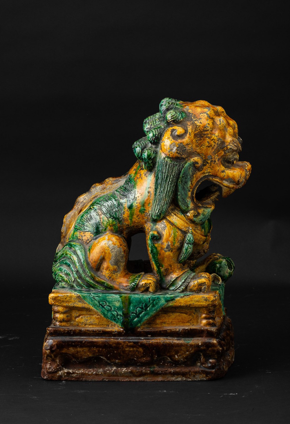 Figura di leone, porcellana invetriata a smalti sancai, Cina, Dinastia Qing (XIX secolo)