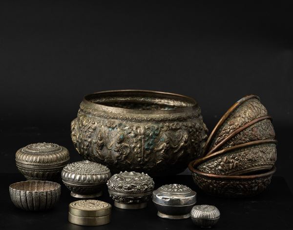 Lotto composto da vari contenitori in metallo sbalzato e argento, Tibet, XIX-XX secolo