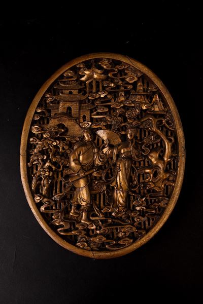 Cina, Pannello in legno intarsiato e dorato con paesaggio e fanciulle, Dinastia Qing, XIX secolo