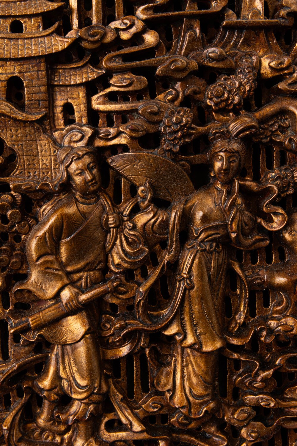 Cina, Pannello in legno intarsiato e dorato con paesaggio e fanciulle, Dinastia Qing, XIX secolo